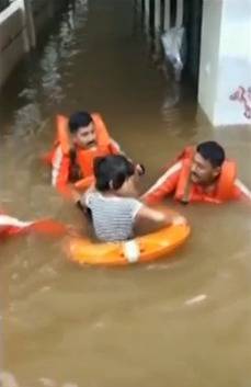 印度多地洪灾已致逾百人死亡 救援严重受阻