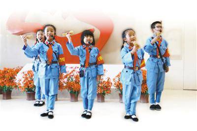 吴起红军小学的同学在节假日利用快板、说唱等形式，为游客讲解和宣传长征精神。本报记者龚仕建摄