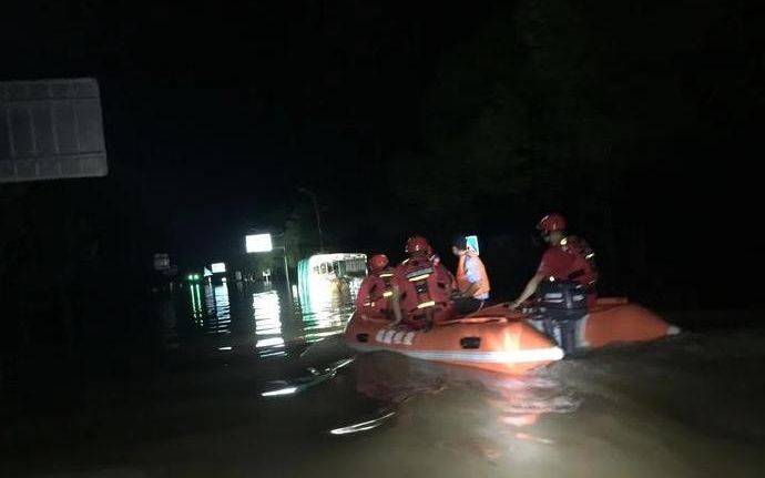 当地连夜进行救援。图片来源：台州发布