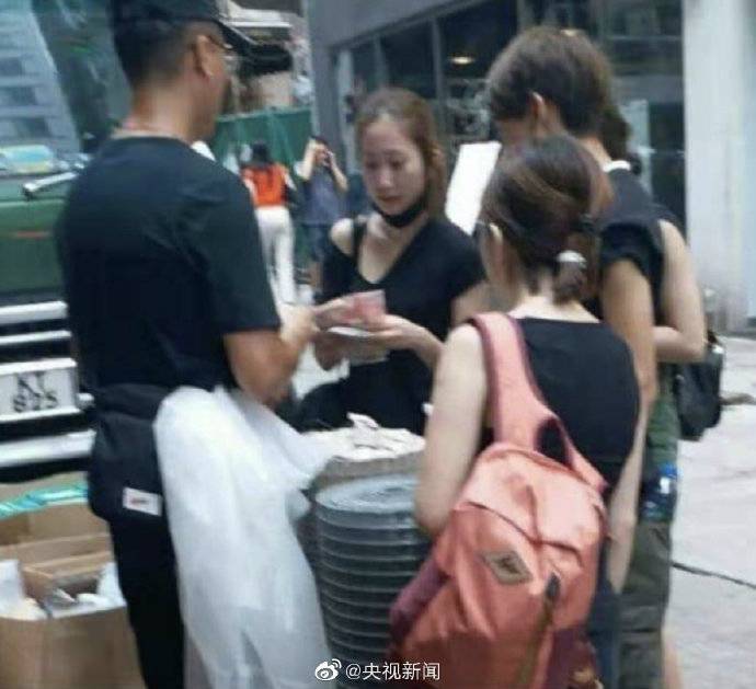 香港示威女子被