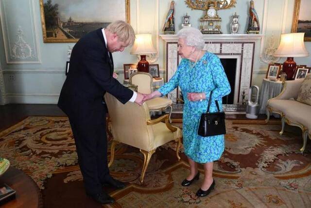英国女王终于憋不住出来说话:他们没能力管理国家