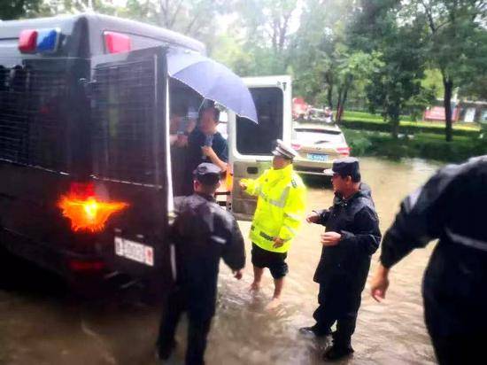 34岁辅警台风中救人溺水牺牲 最后抢救画面曝光