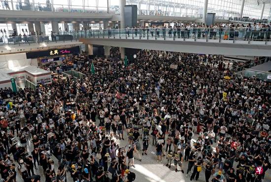 香港机场再遭示威者瘫痪 今日余下航班全部取消