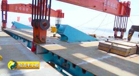 中国建大桥有这种“大力士” 轻松吊起1800吨重物