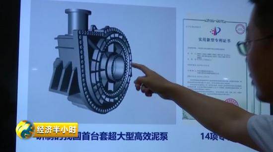 中国建大桥有这种“大力士” 轻松吊起1800吨重物