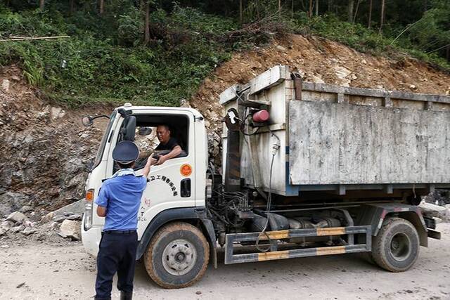 温州永嘉山早村道路已疏通清淤卡车首先进村组图