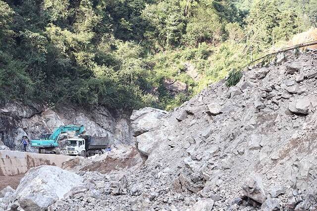 温州永嘉山早村道路已疏通清淤卡车首先进村组图