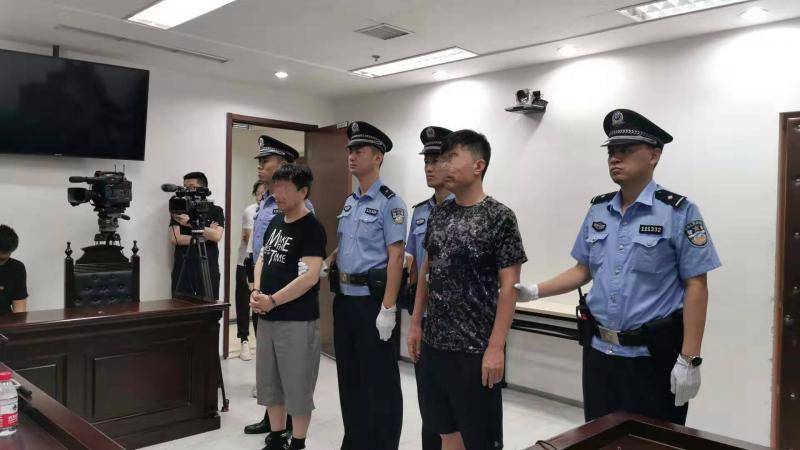 撞倒老人后反称被碰瓷并殴打劝阻路人，两男子获刑