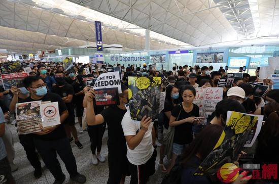 大批黑衣人在香港机场静坐（图源：大公文汇全媒体）