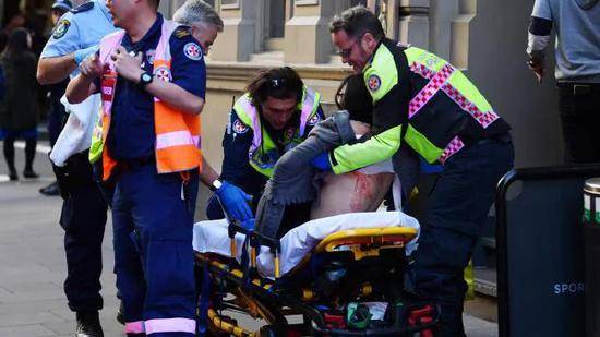 受伤女子被送往医院图源：《澳大利亚人报》