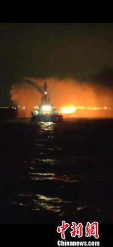 广州航道附近水域一渔船着火，广州海事紧急救援周鹏摄