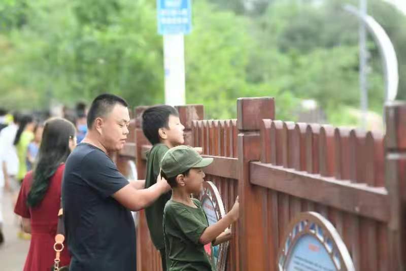 秦皇岛所有沿海景区关闭 小朋友海边翘首以待盼雨停