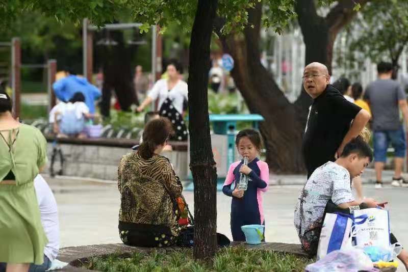 秦皇岛所有沿海景区关闭 小朋友海边翘首以待盼雨停