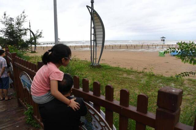 秦皇岛所有沿海景区关闭 小朋友海边翘首以待盼雨停