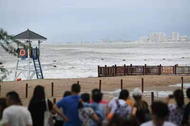 秦皇岛所有沿海景区关闭 小朋友海边翘首以待盼雨停