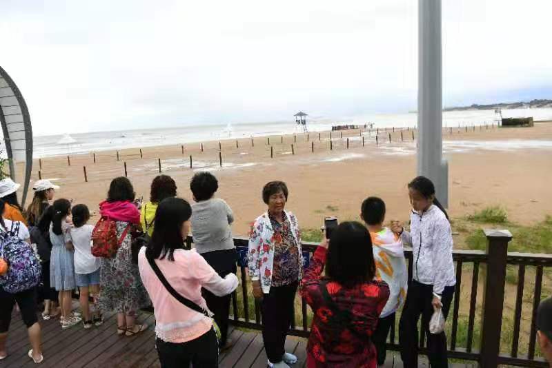 秦皇岛所有沿海景区关闭 小朋友海边翘首以待盼雨停