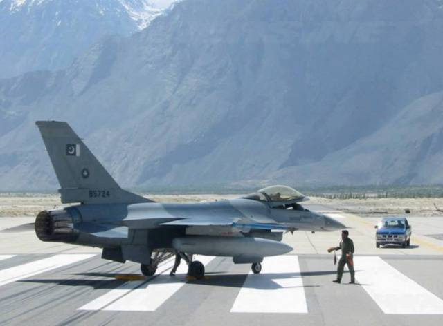 巴基斯坦向印巴边境增兵 印媒称可能部署枭龙战机