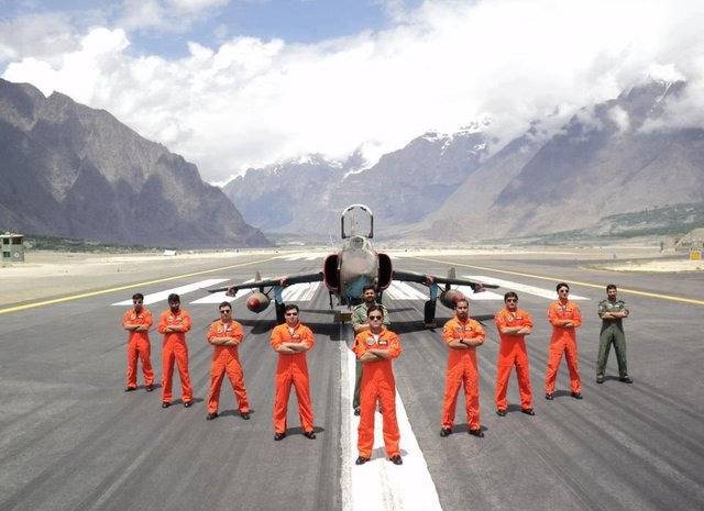 斯卡杜空军基地的强5战机和F-16战机，作为一个前线机场，巴基斯坦空军在此地部署战机证明其的进攻态度图源；巴基斯坦空军
