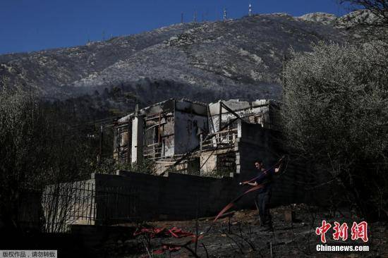 资料图：当地时间2019年8月12日，希腊雅典，Hymettus山突发山火，不少房屋被烧毁，树木被烧焦。