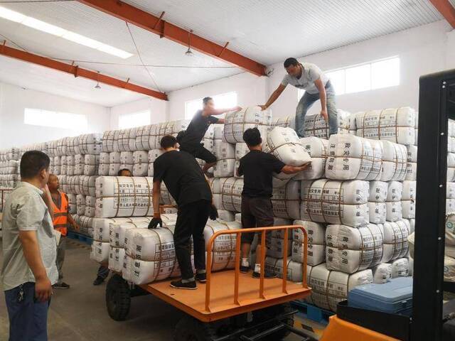 北京紧急向山东调运3万床棉被，预计明天抵达灾区