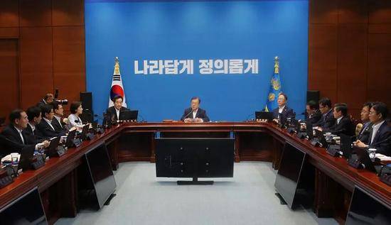 8月2日，在韩国首尔，韩国总统文在寅（中）主持召开紧急国务会议。新华社/美联