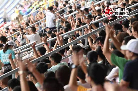 香港警队在成都夺冠 高举五星红旗庆祝胜利(图)