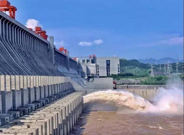 三峡水库迎来今年入汛以来最大洪峰