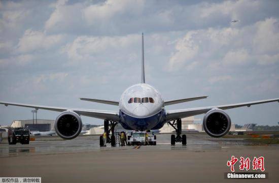 挪威航空一客机引擎故障碎片如“子弹雨”从空坠落