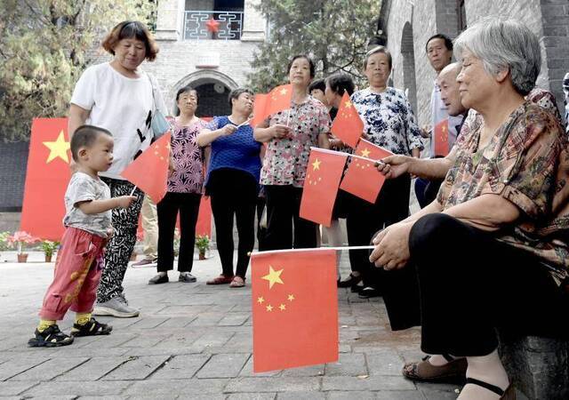 冶陶村民争相“与国旗合影”组图