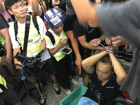 环球网记者被围殴：我支持香港警察可以打我了