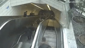 静止自动扶梯突然动起来 男子被吞噬视频曝光