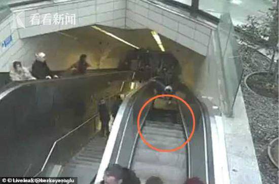 静止自动扶梯突然动起来 男子被吞噬视频曝光
