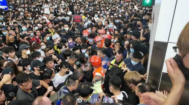 央视：在中国香港拿着美国国旗追打同胞 岂有此理