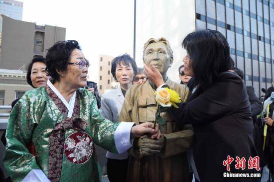 资料图：当地时间2017年9月22日，美国旧金山市圣玛丽广场，慰安妇雕像揭幕仪式隆重举行，这也是美国主要大城市第一座慰安妇雕像。图左为89岁的韩国慰安妇幸存者李荣洙。中新社记者刘丹摄