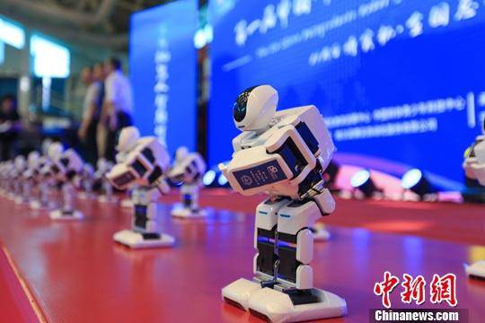 资料图：7月27日，首届中国研究生机器人创新设计大赛全国总决赛上的机器人。中新社记者吕品摄