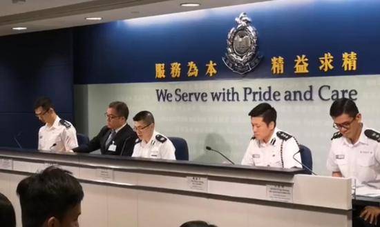 港警：昨晚激进示威者任意施暴 警察拔枪戒备合法