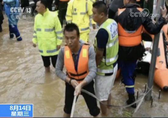台风“利奇马”救援 志愿者当中有一位世界冠军