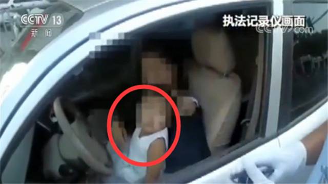 惊出一身冷汗！年轻妈妈怀抱幼儿开车 开出“S”形