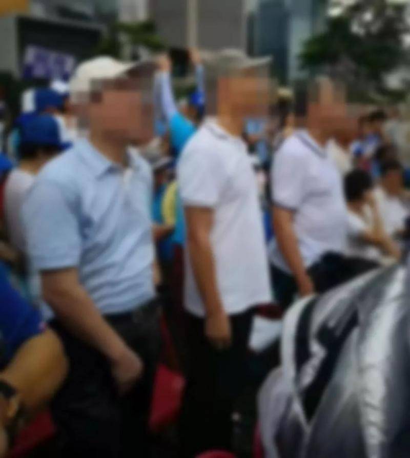 一张疑似黄志贤在香港参与反对修订《逃犯条例》游行集会的图片在莆田政商圈流传。当地人称，图中左一身穿浅蓝色T恤男子疑为黄志贤。（莆田当地人士供图）