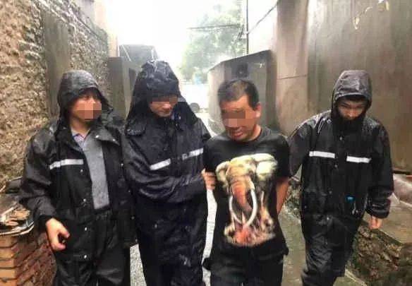 民警冒着风雨将嫌疑人押回派出所