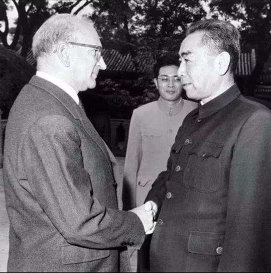 1963年10月，周恩来总理会见来访的法国总统特使、前总理富尔一行，商讨两国建交问题