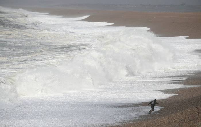 英国沿海亦出现巨浪。