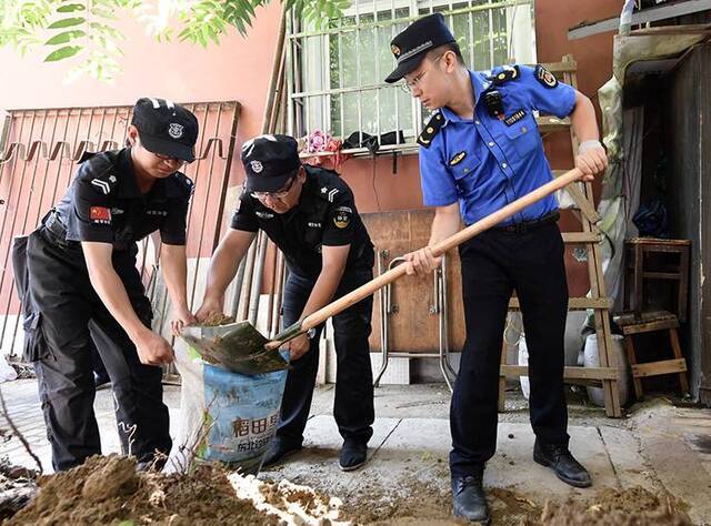 麦子店城管拆除枣营南里社区违建