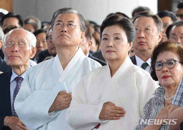 光复节庆祝仪式，文在寅夫妇向国旗行注目礼（纽西斯通讯社）