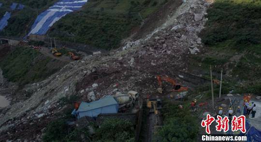 成昆铁路埃岱2号隧道出口处的垮塌现场。刘忠俊摄