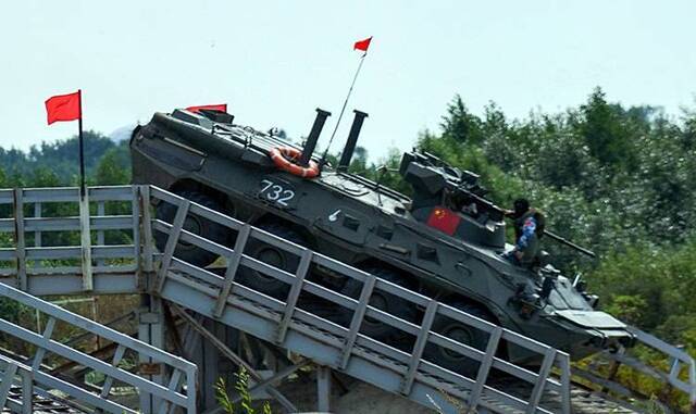 官兵协同素质过硬中国队获得海上登陆接力赛第二名