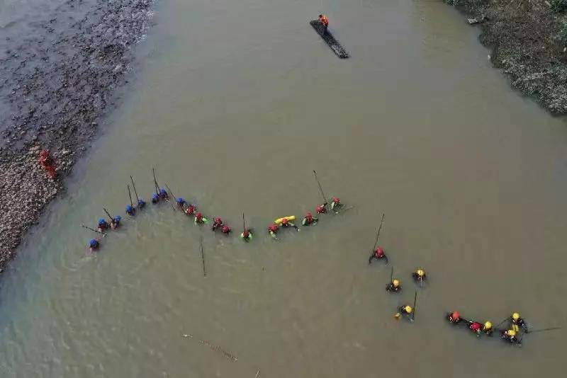 为营救落水群众 浙江湖州一消防员被大水卷走失联