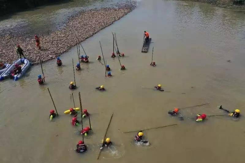 为营救落水群众 浙江湖州一消防员被大水卷走失联