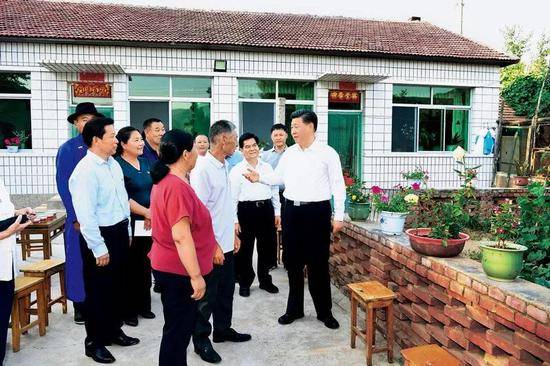 2019年7月15日，习近平在赤峰市喀喇沁旗河南街道马鞍山村村民张国利家，同基层干部群众代表亲切交流。