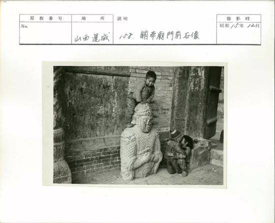 运城1940年12月，关帝庙前的石像。